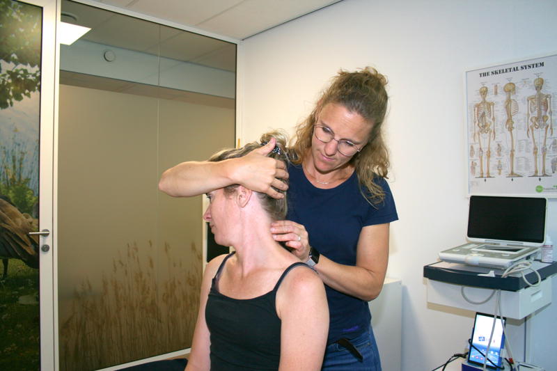 Manuele fysiotherapie behandeling bij nek van patiënt.